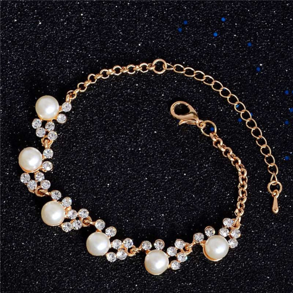 Elegantný náramok s kryštálmi a perlami