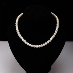 Náhrdelník s bielymi perlami