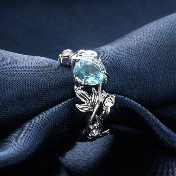 Prsteň s kvetovým vzorom a modrým kryštálom