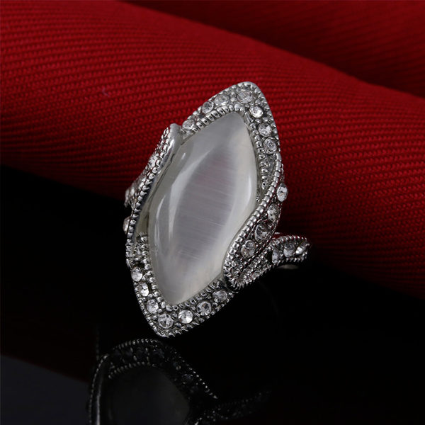 Elegantný prsteň s veľkým bielym opálom