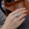 Elegantný prsteň s veľkým bielym opálom