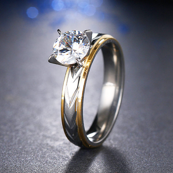 Dvojfarebný prsteň z nehrdzavejúcej ocele a kryštálom