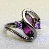 Elegantný čierny prsteň z ocele a s fialovými zirkónmi