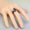 Elegantný čierny prsteň z ocele a s fialovými zirkónmi