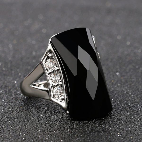 Elegantný prsteň s veľkým čiernym kameňom