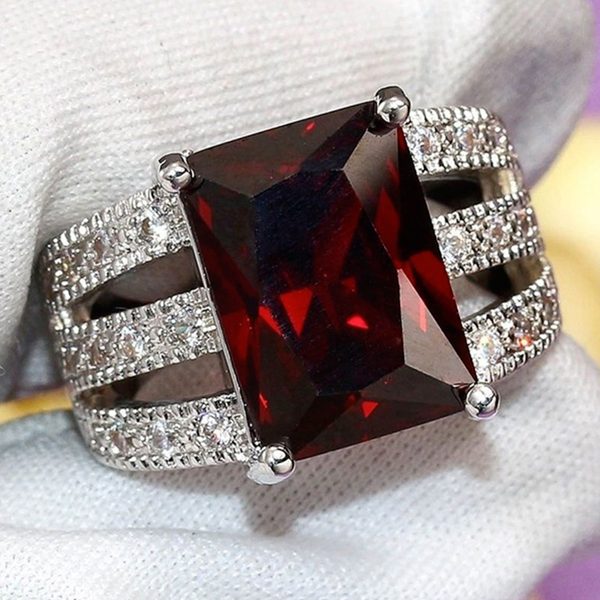 Elegantný prsteň s veľkým červeným kryštálom